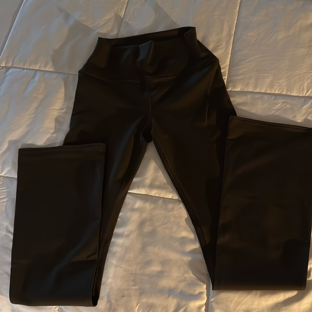 Alo yoga leggings size M long flare . Good condition